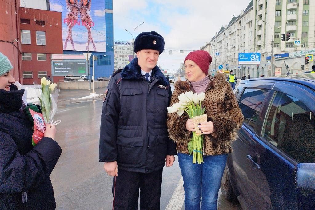 Фото В Новосибирске сотрудники ГИБДД подарили цветы водительницам на 8 Марта 2